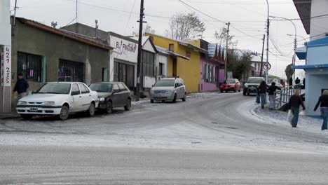 La-Gente-Camina-Por-Las-Calles-De-Una-Ciudad-De-Argentina-O-Chile-En-Invierno-3