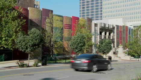 La-Fachada-De-Una-Estructura-De-Estacionamiento-De-La-Ciudad-De-Kansas-En-La-Biblioteca-Está-Disfrazada-De-Libros