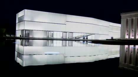 Ein-Modernes-Gebäude-Ist-Beleuchtet-Und-Leuchtet-Von-Innen