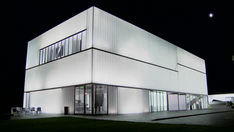 Ein-Modernes-Gebäude-Ist-Beleuchtet-Und-Leuchtet-Von-Innen-3