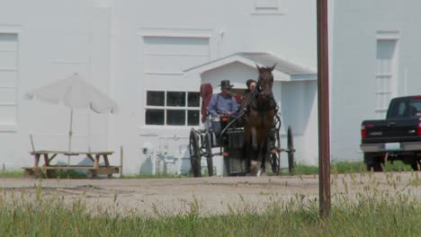 Ein-Amish-Horse-And-Buggy-Bewegt-Sich-Im-Modernen-Verkehr