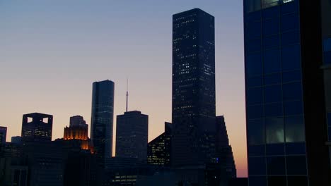 Die-Skyline-Von-Houston-In-Der-Abenddämmerung