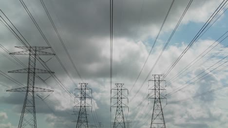Lapso-De-Tiempo-De-Nubes-Moviéndose-Detrás-De-Cables-De-Alta-Tensión-Y-Líneas-Eléctricas-2