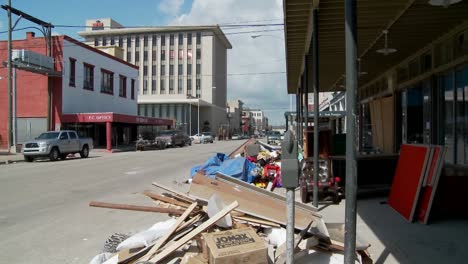 Müll-Und-Müll-Sitzt-Während-Der-Aufräumarbeiten-Nach-Dem-Hurrikan-Ike-In-Galveston,-Texas