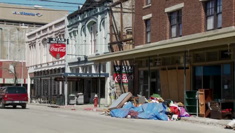 Müll-Und-Müll-Sitzt-Auf-Der-Straße-Während-Der-Aufräumarbeiten-Nach-Dem-Hurrikan-Ike-In-Galveston,-Texas-2