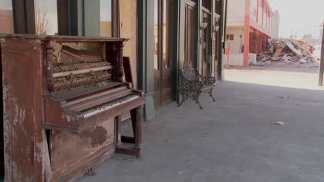 Un-Viejo-Piano-Se-Sienta-Frente-A-Un-Bar-De-Glaveston-Después-Del-Huracán-Ike