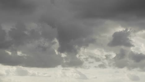 Eine-Zeitrafferaufnahme-Von-Gewitterwolken,-Die-Sich-Bilden