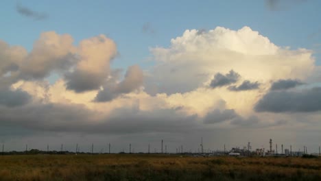 Lapso-De-Tiempo-De-Nubes-Sobre-Una-Refinería-De-Petróleo