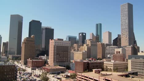 Die-Skyline-Von-Houston-An-Einem-Strahlend-Sonnigen-Tag