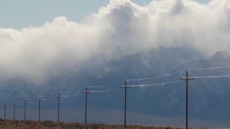 Zeitraffer-über-Die-Sierra-Nevada-Mit-Telefonmasten-Im-Vordergrund