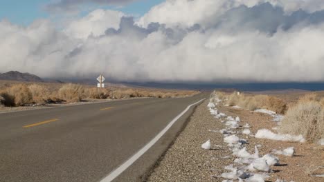 Las-Nubes-Se-Forman-Sobre-Una-Remota-Carretera-Del-Desierto