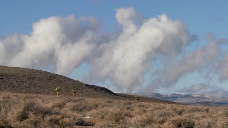 Zeitraffer-Von-Wolken,-Die-Sich-Hinter-Einem-Bergkamm-In-Der-Wüste-Bewegen