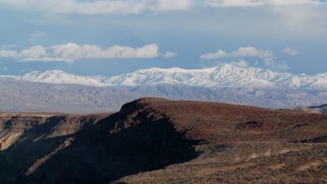 Zeitraffer-Von-Wolken,-Die-Sich-über-Die-Berge-Des-Death-Valley-Bewegen