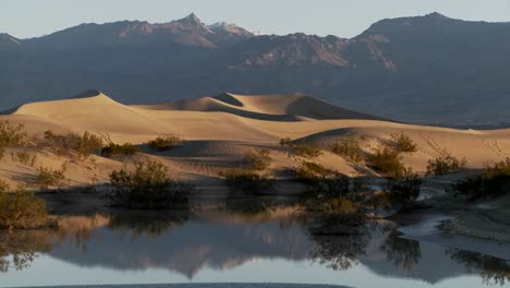 Time-lapse-over-an-oasis-in-Death-Valley-1