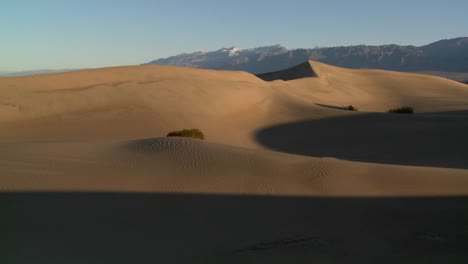 Eine-Teleaufnahme-über-Die-Wüstendünen-Im-Death-Valley