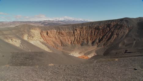 Schwenk-über-Einen-Vulkankrater-Im-Death-Valley-Nationalpark-Valley