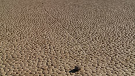 The-mysterious-rocks-which-race-across-the-dry-lakebed-known-as-the-Racetrack-in-Death-Valley