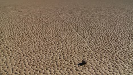 The-mysterious-rocks-which-race-across-the-dry-lakebed-known-as-the-Racetrack-in-Death-Valley-1