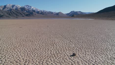 The-mysterious-rocks-which-race-across-the-dry-lakebed-known-as-the-Racetrack-in-Death-Valley-2