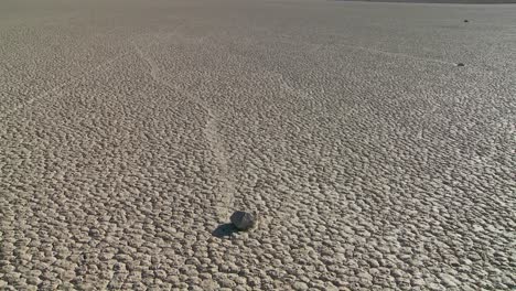 The-mysterious-rocks-which-race-across-the-dry-lakebed-known-as-the-Racetrack-in-Death-Valley-3