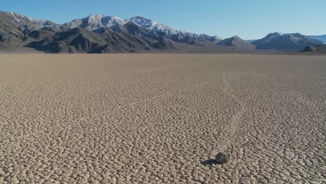 The-mysterious-rocks-which-race-across-the-dry-lakebed-known-as-the-Racetrack-in-Death-Valley-4