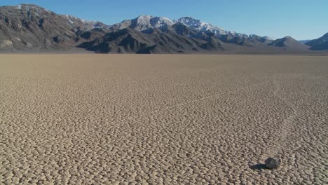 Die-Mysteriösen-Felsen,-Die-über-Das-Trockene-Seebett-Rasen,-Bekannt-Als-Rennstrecke-Im-Death-Valley