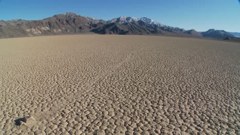 Die-Mysteriösen-Felsen,-Die-über-Das-Trockene-Seebett-Rasen,-Bekannt-Als-Rennstrecke-Im-Death-Valley
