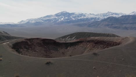 Ein-Erstaunlicher-Vulkankrater-Im-Death-Valley-Nationalpark