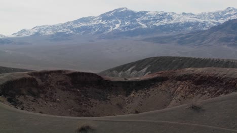 Ein-Erstaunlicher-Vulkankrater-Im-Death-Valley-Nationalpark-1