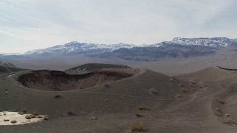 Ein-Erstaunlicher-Vulkankrater-Im-Death-Valley-Nationalpark-2