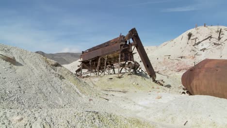 Eine-Verlassene-Schwefelmine-Im-Death-Valley-3