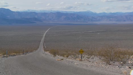 Una-Carretera-Solitaria-Atraviesa-El-Desierto-1