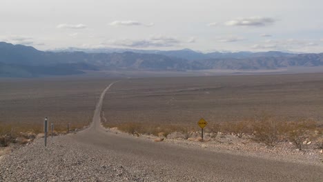 Una-Carretera-Solitaria-Atraviesa-El-Desierto-3