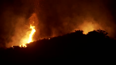 Feuerwehrleute-Bekämpfen-Nachts-Einen-Wütenden-Waldbrand-In-Kalifornien,-Indem-Sie-Einen-Wassertropfen-Aus-Einem-Lufttanker-Durchführen