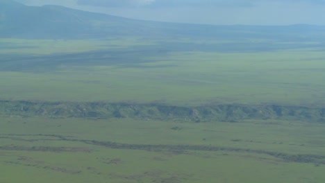 Eine-Luftaufnahme-über-Der-Olduvai-schlucht-In-Tansania-Afrika