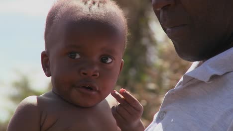 Ein-Mann-Hält-Ein-Kleines-Baby-In-Afrika