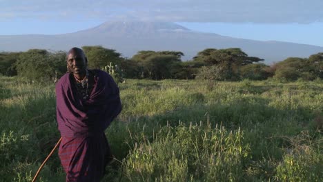 Ein-Massai-Krieger-Steht-Im-Morgengrauen-Vor-Dem-Mt.-Kilimanjaro-In-Tansania-Ostafrika