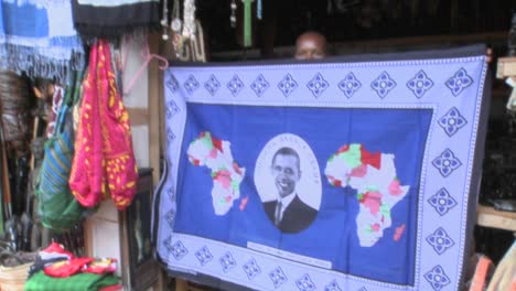 Ein-Verkäufer-Hält-Eine-Decke-Mit-Einem-Barack-Obama-Bild-Darauf-In-Kenia