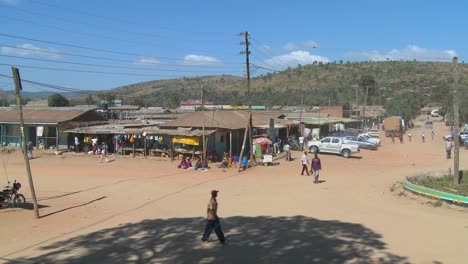 Ein-Hoher-Blick-über-Maralal,-Eine-Stadt-In-Nordkenia-Mit-Unbefestigten-Straßen