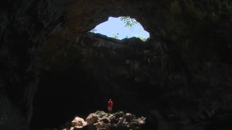 Espectacular-Inclinación-Hacia-Abajo-De-Un-Guerrero-Masai-De-Pie-En-Una-Cueva-En-Kenia