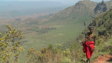 Un-Guerrero-Masai-Se-Encuentra-Al-Borde-De-Un-Vasto-Cañón-En-El-Norte-De-Kenia.