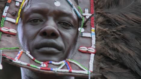 Un-Primer-Plano-Extremo-De-La-Cara-De-Un-Guerrero-Masai-Con-Tocado-Completo