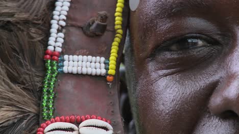 Eine-Extreme-Nahaufnahme-Eines-Massai-Kriegers-In-Vollem-Kopfschmuck-Mit-D=Perlen-Und-Perlenstickerei