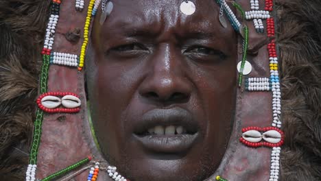 Un-Buen-Primer-Plano-De-Una-Cara-De-Guerreros-Tribales-Masai-Con-Cuentas-Y-Tocado