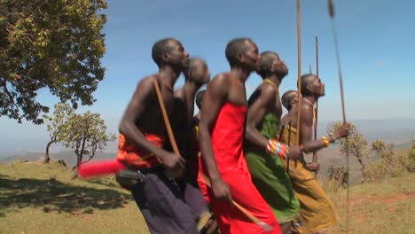 Massai-Krieger-Führen-Einen-Rituellen-Tanz-In-Kenia-Afrika-Auf-2