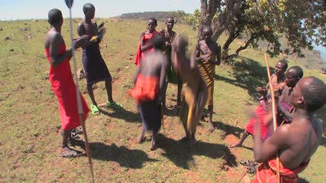 Massai-Krieger-Führen-Einen-Rituellen-Tanz-In-Kenia-Afrika-Auf-6