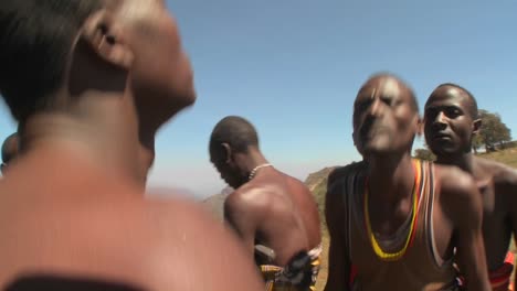 Massai-Krieger-Führen-Einen-Rituellen-Tanz-In-Kenia-Afrika-Auf-11