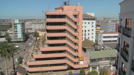 Schwenken-Sie-über-Gebäude-In-Nairobi,-Büros-Und-Straßen