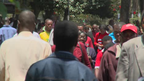 Multitudes-De-Africanos-Caminan-Por-Las-Calles-De-Nairobi,-Kenia
