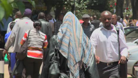 Los-Peatones-Caminan-Por-Las-Calles-De-Nairobi,-Kenia